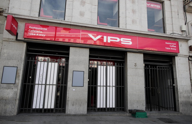Archivo - Entrada de un restaurante de la cadena VIPS un día después de que el Gobierno presentara su plan de desescalada en la crisis del coronavirus y de que el sector de la hostelería se pronunciara en su contra, en Madrid (España), a 29 de abril de 20