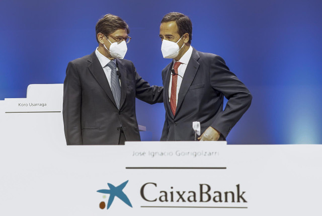 El presidente de Caixabank, José Ignacio Goirigolzarri (i), y el consejero delegado de la entidad, Gonzalo Gortázar (d), durante una reunión de la Junta General de Accionistas de Caixabank, a 14 de mayo de 2021, en el Palacio de Congresos, Valencia, Comun