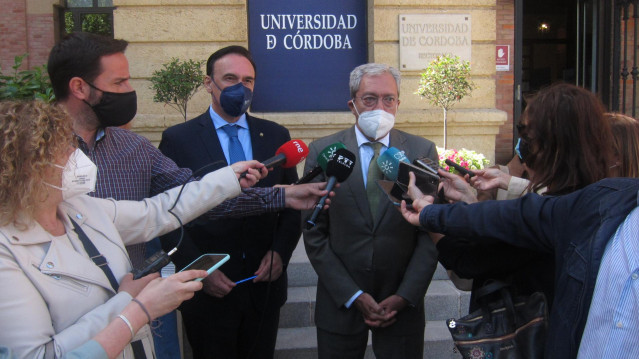 El consejero de Universidades de la Junta de Andalucía, Rogelio Velasco, y el presidente de la Conferencia de Rectores de las Universidades Españolas (CRUE) y rector de la Universidad de Córdoba, José Carlos Gómez Villamandos.