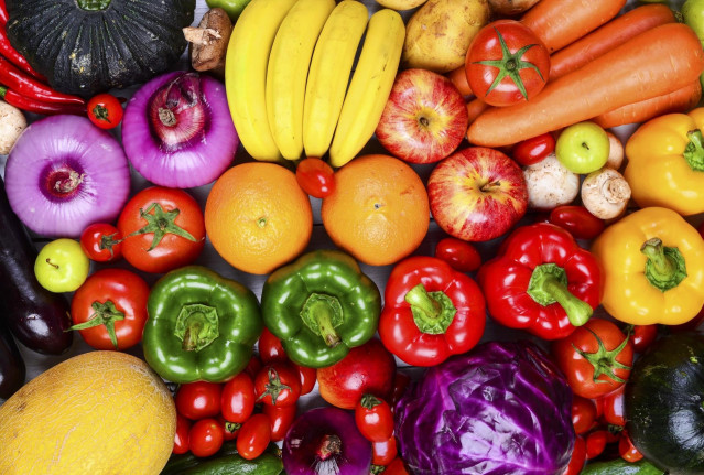 Frutas y verduras en un mercado.