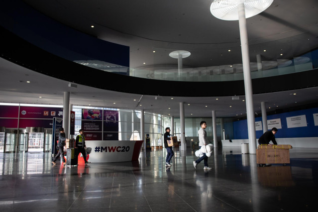 Archivo - Interior del pabellón del Mobile World Congress (MWC) durante el desmantelamiento de los stands tras la cancelación de la feria por la crisis del coronavirus y las anulaciones de empresas, en Barcelona/Catalunya (España) a 13 de febrero de 2020.