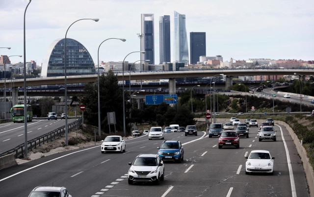 Archivo - Varios coches en la carretera A-1 a su paso por la Moraleja (Madrid).