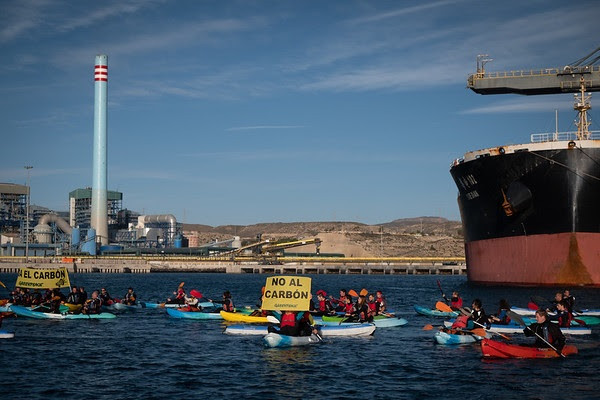 Más de 70 activistas de Greenpeace en una acción frente a la central en 2008