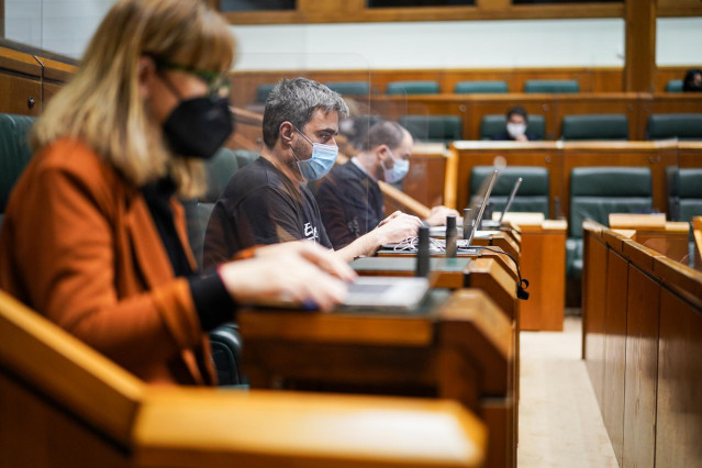 Archivo - El parlamentario de EH Bildu Mikel Otero (c) durante una sesión plenaria