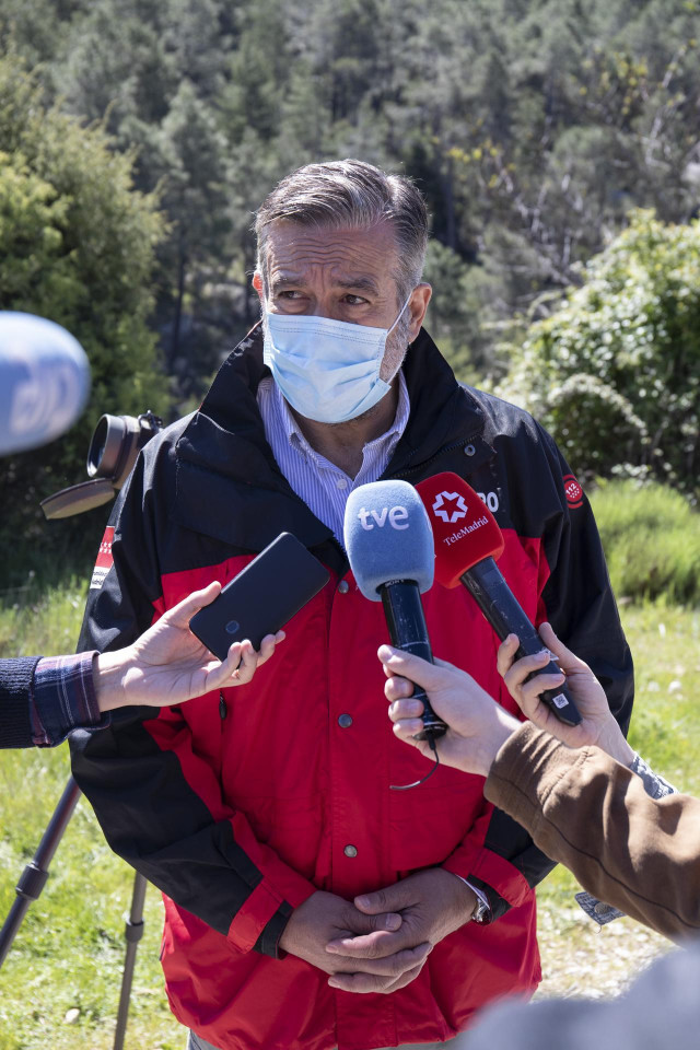 El consejero de Justicia, Interior y Víctimas de la Comunidad de Madrid en funciones, Enrique López, responde a los medios durante una visita a La Pedriza, a 14 de mayo de 2021, en Manzanares El Real, Madrid (España).