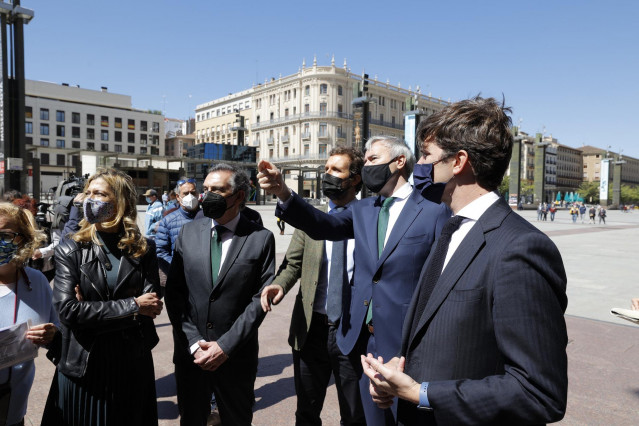 El presidente del PP de Aragón, Luis María Beamonte; el presidente del PP, Pablo Casado; y el alcalde de Zaragoza, Jorge Azcón;  han visitado el Ayuntamiento de la capital aragonesa