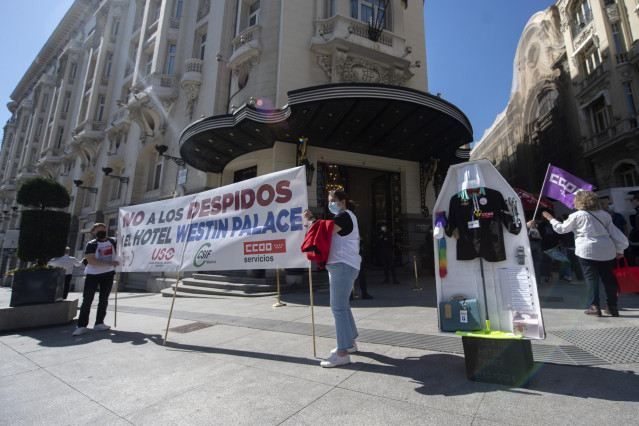 Empleados del Westin Palace acuden a una concentración con una pancarta donde se puede leer 