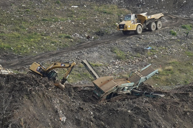 Archivo - Vehículos de excavación en las labores de búsqueda de los dos trabajadores sepultados tras el derrumbe en el vertedero de Zaldibar (Vizcaya).