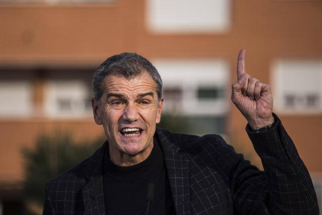 El exportavoz de Ciudadanos en las Cortes Valencianas, Toni Cantó, visita una carpa del Partido Popular en San Sebastián de los Reyes, a 14 de abril de 2021. Recorre junto Ayuso este municipio gobernado por el PSOE y donde Ciudadanos superó en votos al PP