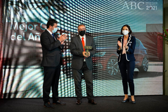 Mikel Palomera, director general de Seat España recibe el premio ABC Mejor Coche del Año 2021 otorgado al Seat León, de manos de la Reyes Maroto ministra de Industria, Comercio y Turismo, en presencia de Julián Quirós, director del periódico ABC.