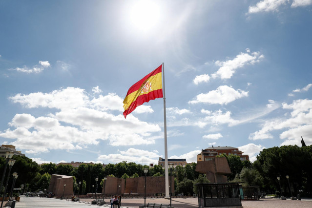 Archivo - Plaza de Colón de Madrid, con la bandera de España en el centro.