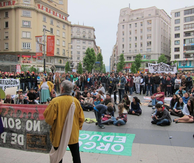 Archivo - Los indignados cántabros --8.000, según los convocantes, y 1.500 para la Policía-- han salido este sábado a la calles de Santander para protestar porque un año después del nacimiento del Movimiento 15M, España continúa 