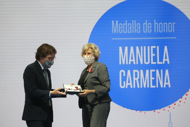 El alcalde de Madrid, José Luis Martínez-Almeida, entrega una de las Medallas de Honor, Oro y Plata del Ayuntamiento de Madrid con motivo de la festividad de San Isidro a la exalcaldesa de Madrid Manuela Carmena, a 15 de mayo de 2021, en Madrid (España).