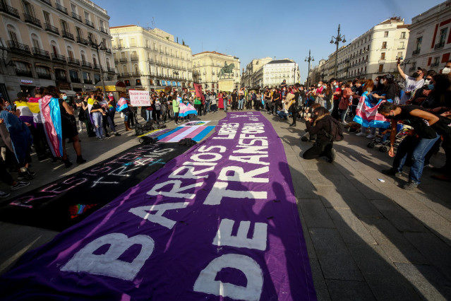 Archivo - Varias personas participan en una concentración a favor de los derechos de las personas trans, a 31 de marzo de 2021, en Madrid (España). Este miércoles se celebra el Día Internacional de la Visibilidad Transgénero. Su celebración este mes de ma
