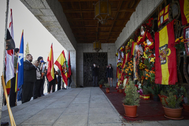 Archivo - Varias personas de diferentes grupos franquistas asisten a un acto por el Día de la Victoria en el LXXXII Aniversario de la “Liberación de Madrid”, en el Panteón de Franco de Mingorrubio, en Madrid (España), a 28 de marzo de 2021.