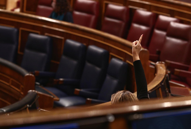 Archivo - Una componente del hemiciclo vota durante una sesión plenaria en el Congreso de los Diputados , en Madrid (España), a 18 de febrero de 2021. El pleno tiene lugar un día después de las manifestaciones organizadas en varios puntos del país por la