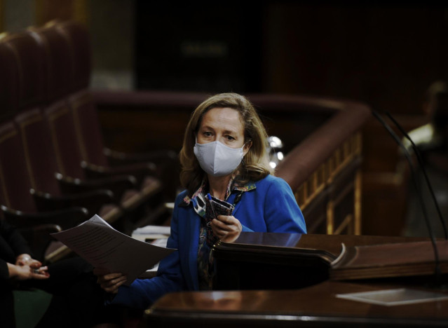 La vicepresidenta de Asuntos Económicos, Nadia Calviño, se prepara para intervenir en una sesión plenaria en el Congreso de los Diputados, a 13 de mayo de 2021, en Madrid, (España).