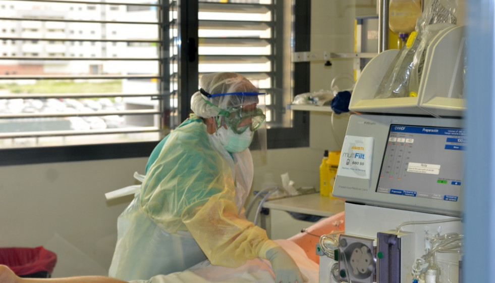 Archivo - Atención a un paciente covid en la UCI.