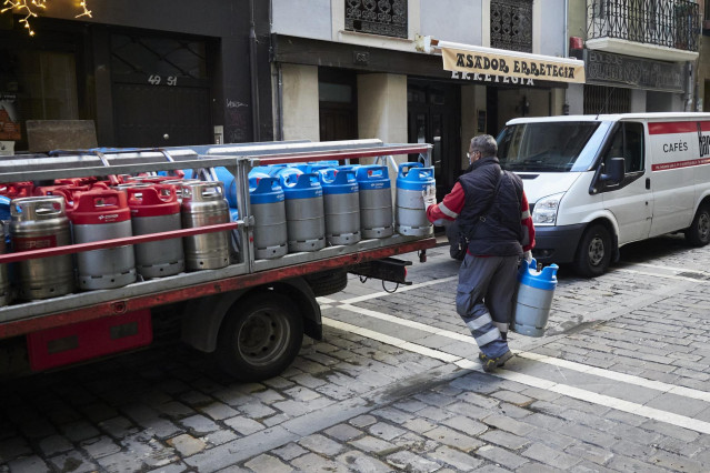 Archivo - Un repartidor deja bombonas de butano a un bar en Pamplona, Navarra (España)