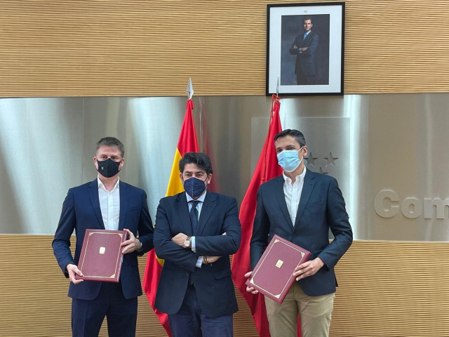 El consejero de Vivienda y Administración Local en funciones, David Pérez y los directores de Región Centro Norte y Región Centro Sur, Francisco Javier García Corpa y Harry Pierre Hospitalier de Leroy Merlin, respectivamente, en la firma de un convenio.