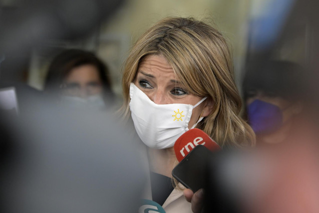 La vicepresidenta tercera y ministra de Trabajo y Economía Social, Yolanda Díaz, responde a los medios a su llegada a la presentación del libro 'La política presupuestaria: los deberes pendientes', de Santiago Lago, en el Hotel NH Collection Finisterre, a