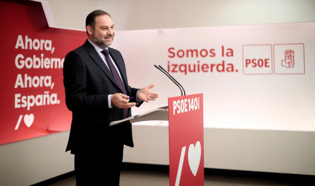 Archivo - El ministro de Fomento en funciones, José Luis Ábalos, en rueda de prensa desde Ferraz