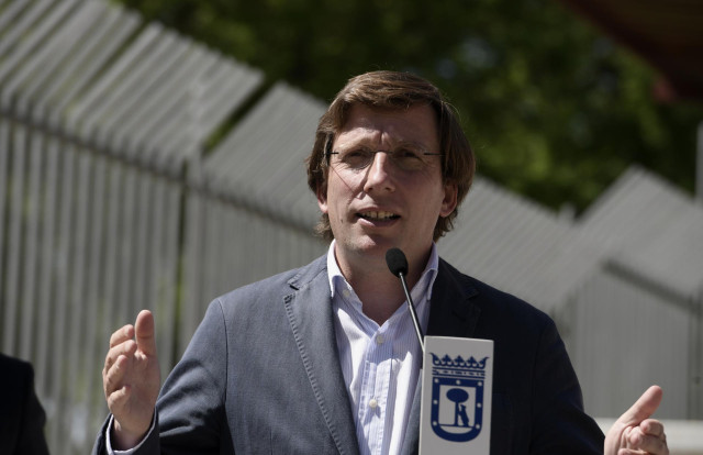 El alcalde de Madrid, José Luis Martínez-Almeida, interviene durante una visita al punto limpio fijo de Arganzuela