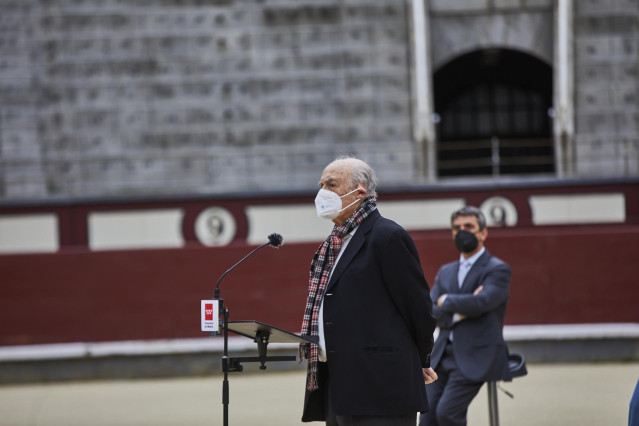 Archivo - El pintor sevillano Luis Gordillo que ha realizado el mural en homenaje a Víctor Barrios interviene en la plaza de toros de Las Ventas, a 8 de abril e 2021, en Madrid (España). El mural conmemorativo ha sido realizado por el pintor en homenaje a