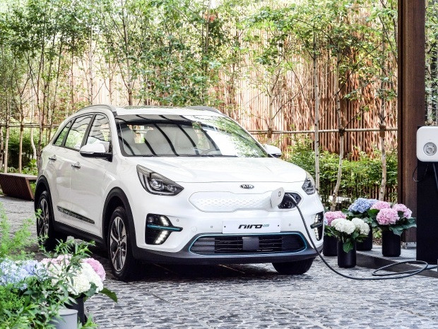 Archivo - Kia Niro eléctrico recargando (vehículo eléctrico).