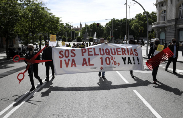 Grupos de personas se manifiestan con una pancarta donde se puede leer 