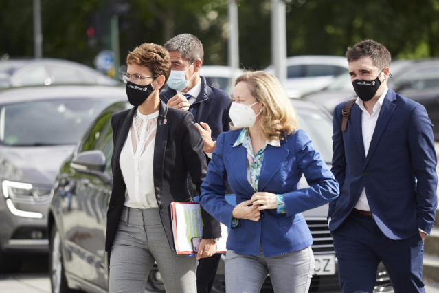 La presidenta del Gobierno de Navarra, María Chivite (i); y la ministra de Asuntos Económicos y Transformación Digital, Nadia Calviño, a su llegada al acto 'Navarra Digital Territory', a 17 de mayo de 2021, en el Pabellón Navarra Arena, Pamplona, Navarra