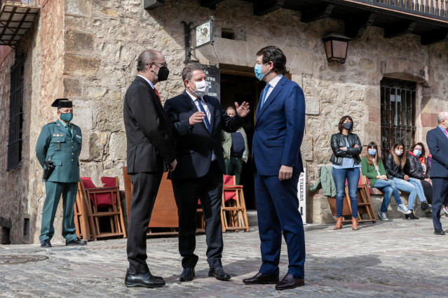 El presidente de Castilla y León   Alfonso Fernández Mañueco junto a sus homólogos de Aragón y  Castilla-La Mancha, Javier Lambán,y Emiliano García-Page.