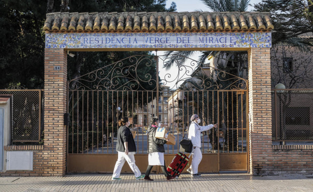 Archivo - El equipo sanitario de la residencia lleva las dosis de la vacuna durante el primer día de vacunación