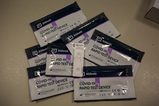 Archivo - Varios tests rápidos de antígenos de detección de coronavirus