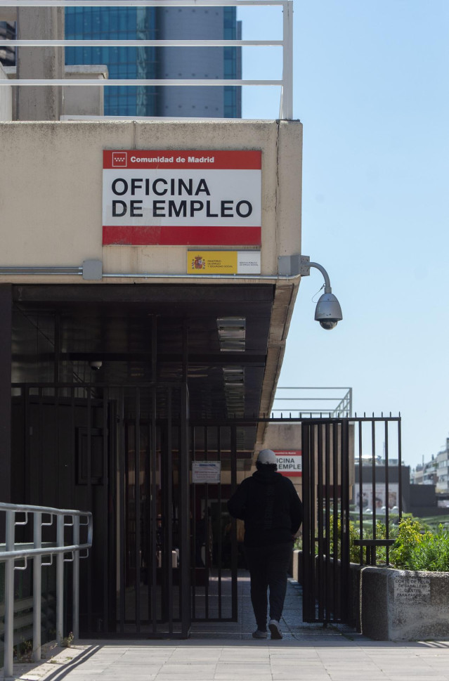 Un hombre en la puerta de una oficina del SEPE el día en el que se han conocido los datos de paro de abril,