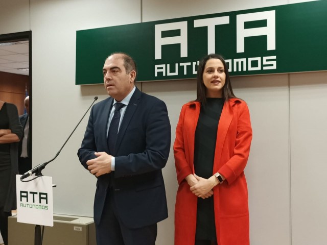 Archivo - El presidente de la Federación Nacional de Asociaciones de Trabajadores Autónomos (ATA), Lorenzo Amor, y la líder de Ciudadanos, Inés Arrimadas.