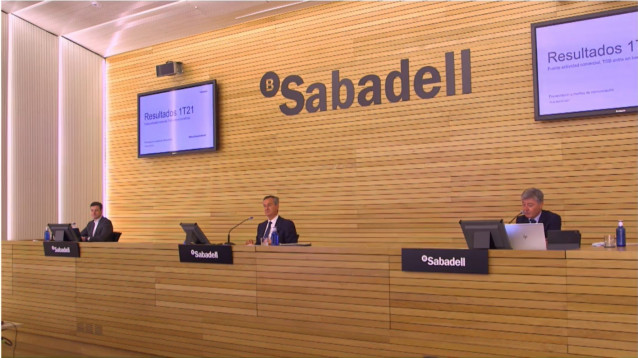 El director financiero de Banco Sabadell, Leopoldo Alvear, (izq) y el consejero delegado, Césa González-Bueno (centro), en rueda de prensa