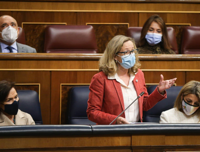 La vicepresidenta segunda del Gobierno, Nadia calviño, responde a la pregunta del portavoz del Grupo Parlamentario Vox, Iván Espinosa de los Monteros