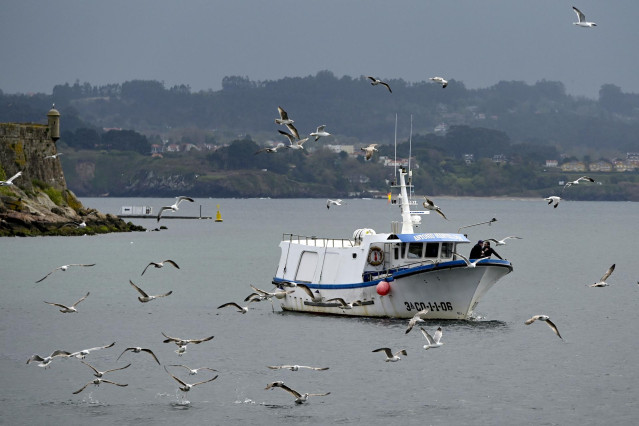 Archivo - Un barco de flota artesanal, tras la convocatoria de paro por parte de la Federación Galega de Cofradías de Pescadores en la dársena de A Marina en A Coruña, Galicia (España), a 26 de marzo de 2021. El objetivo del paro es mostrar rechazo ante e