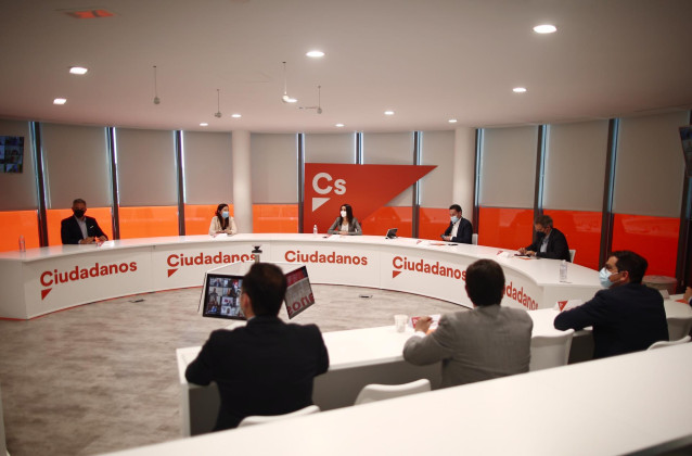 La líder de Ciudadanos, Inés Arrimadas (c), preside una rueda de prensa posterior a la reunión del Comité Ejecutivo del partido, a 17 de mayo de 2021, en Madrid (España).