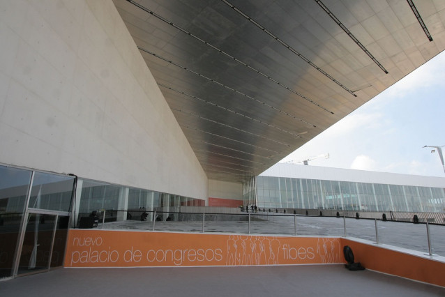Exterior de la fachada del Palacio de Congresos y Exposiciones de Sevilla