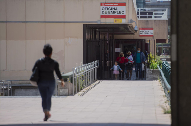 Varias personas en la puerta de una oficina del SEPE el día en el que se han conocido los datos de paro de abril, a 5 de mayo de 2021, en Madrid (España). El número de parados registrados en las oficinas de los servicios públicos de empleo (antiguo Inem)