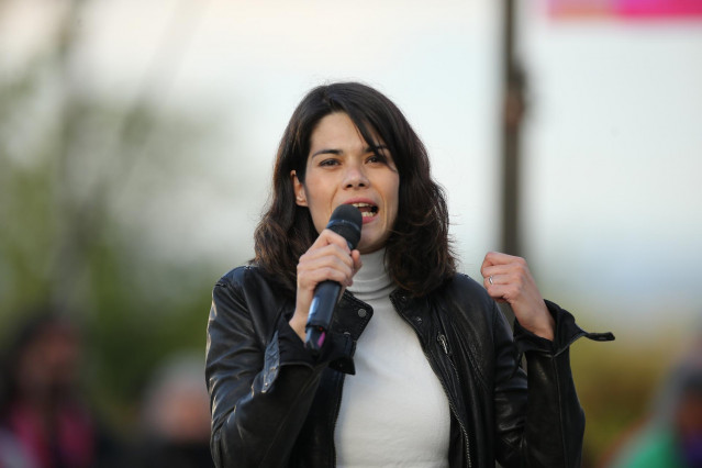 La 'número 2' del partido para las elecciones a la Asamblea de Madrid, Isa Serra interviene durante el acto de cierre de campaña del partido en el anfiteatro Lourdes y Mariano del parque de la Cuña Verde de Vicálvaro, a 2 de mayo de 2021, en Madrid (Españ