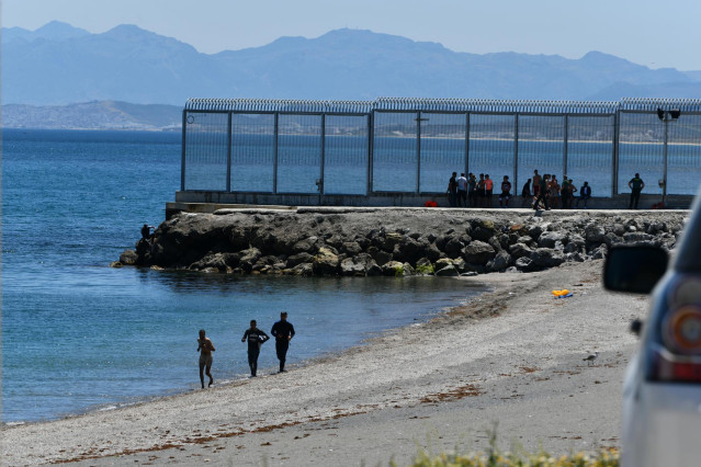 Un grupo de migrantes marroquíes en las inmediaciones de la valla de Ceuta