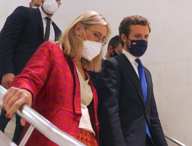 La presidenta de CEAPI, Nuria Vilanova; y el líder del PP, Pablo Casado, a su llegada a la segunda jornada del IV Congreso Iberoamericano Consejo Empresarial Alianza por Iberoamérica (CEAPI), a 18 de mayo de 2021, en el CaixaForum, Madrid, (España).