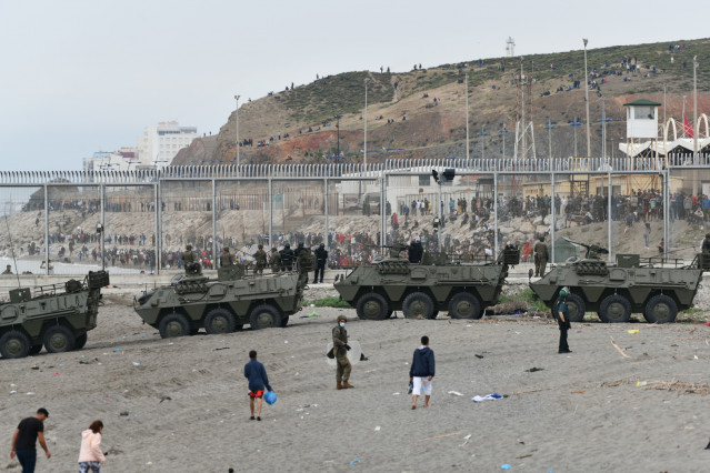 Tanques del ejército español colaboran en las devoluciones en caliente que están efectuando a los migrantes que han entrado en Ceuta procedente de Marruecos, a 18 de mayo de 2021, en Ceuta, (España). Al menos 2.700 personas han sido devueltas a Marruecos