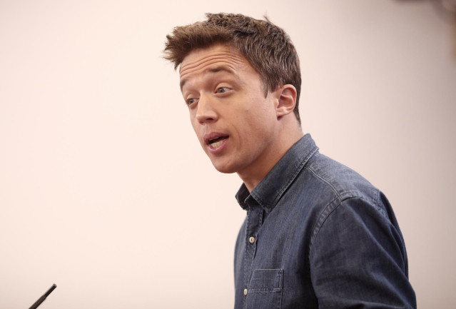 Archivo - El líder de Más País, Íñigo Errejón, interviene en una rueda de prensa anterior a una Junta de Portavoces convocada en el Congreso de los Diputados, a 13 de abril de 2021, en Madrid, (España).