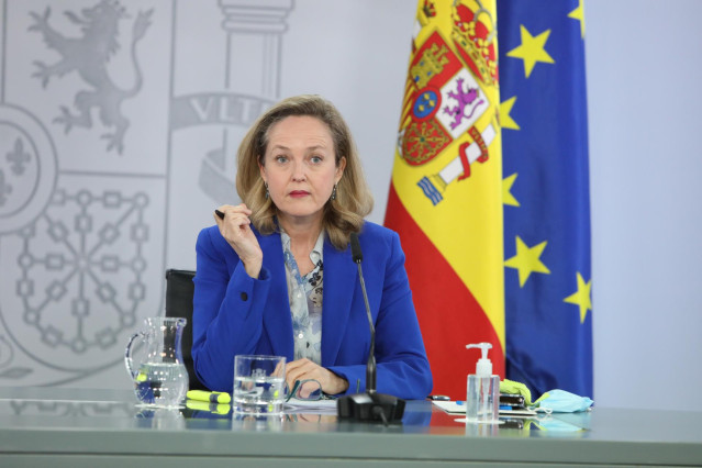 Archivo - La vicepresidenta tercera y ministra de Asuntos Económicos y Transformación Digital, Nadia Calviño, comparece en rueda de prensa posterior al Consejo de Ministros extraordinario celebrado en Moncloa, a 12 de marzo de 2021.
