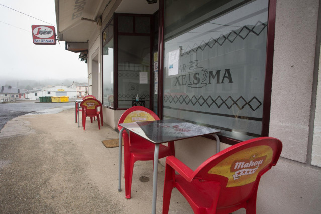 Archivo - La terraza del Bar Xesma, cerrada por las restricciones Covid en Paraleda, Lugo, Galicia (España), a 19 de marzo de 2021. Este municipio junto a Maside y Vilardevós de la provincia de Ourense, están cerrados perimetralmente por encontrarse en el