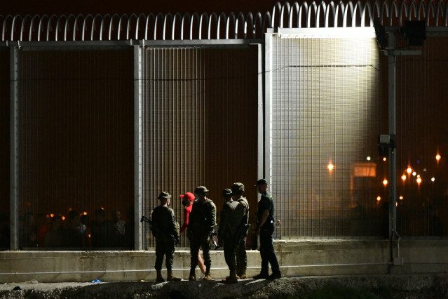 Militares del ejército español vigilan la entrada de migrantes en Ceuta desde Marruecos